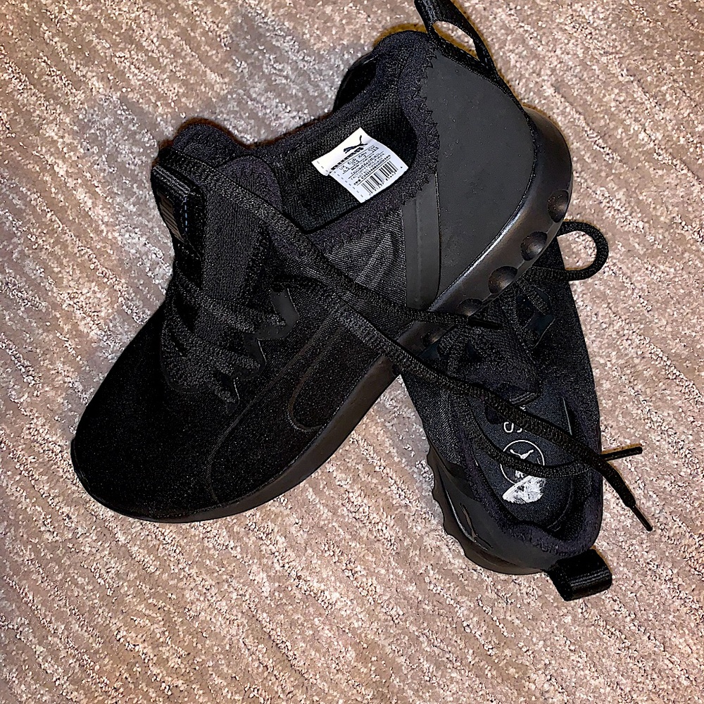 Women’s puma sneakers